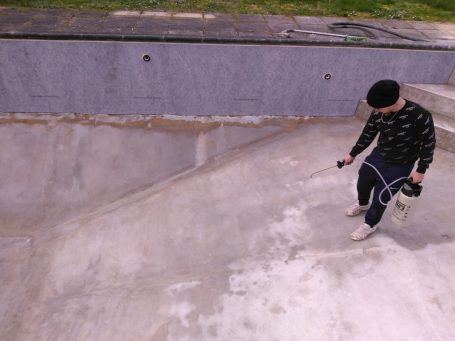 désinfection du fond de piscine avant la pose de la moquette