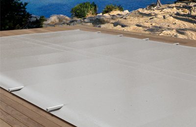 Bâche à barres piscine, résistante et sécurisée, protège votre bassin des débris et assure la sécurité des enfants 