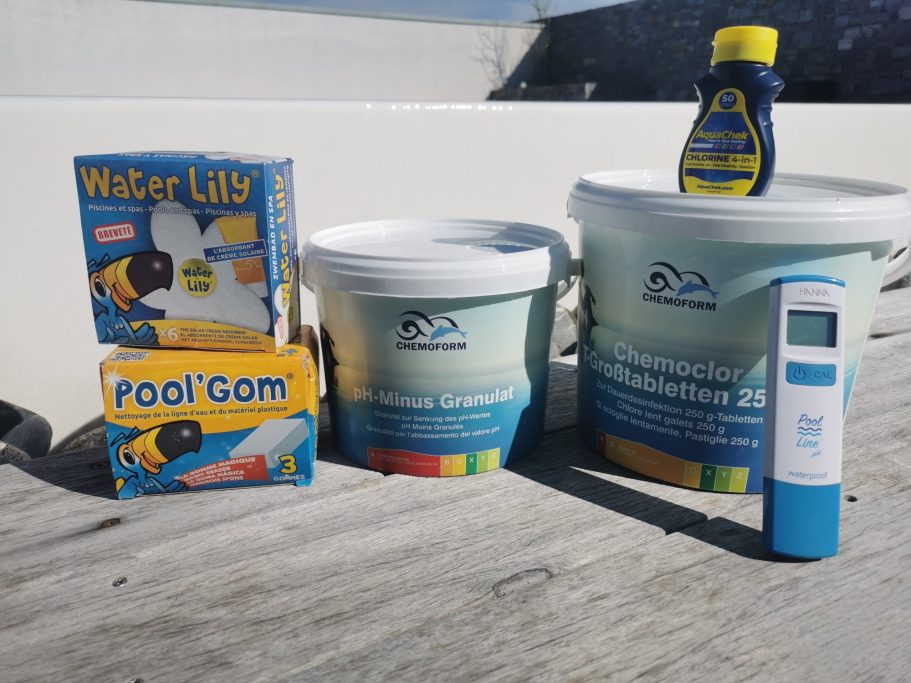 Piscine du Poitou vous propose tous les produits nécessaires pour entretenir votre eau, bandelettes, testeur ph, chlore, PH moins...