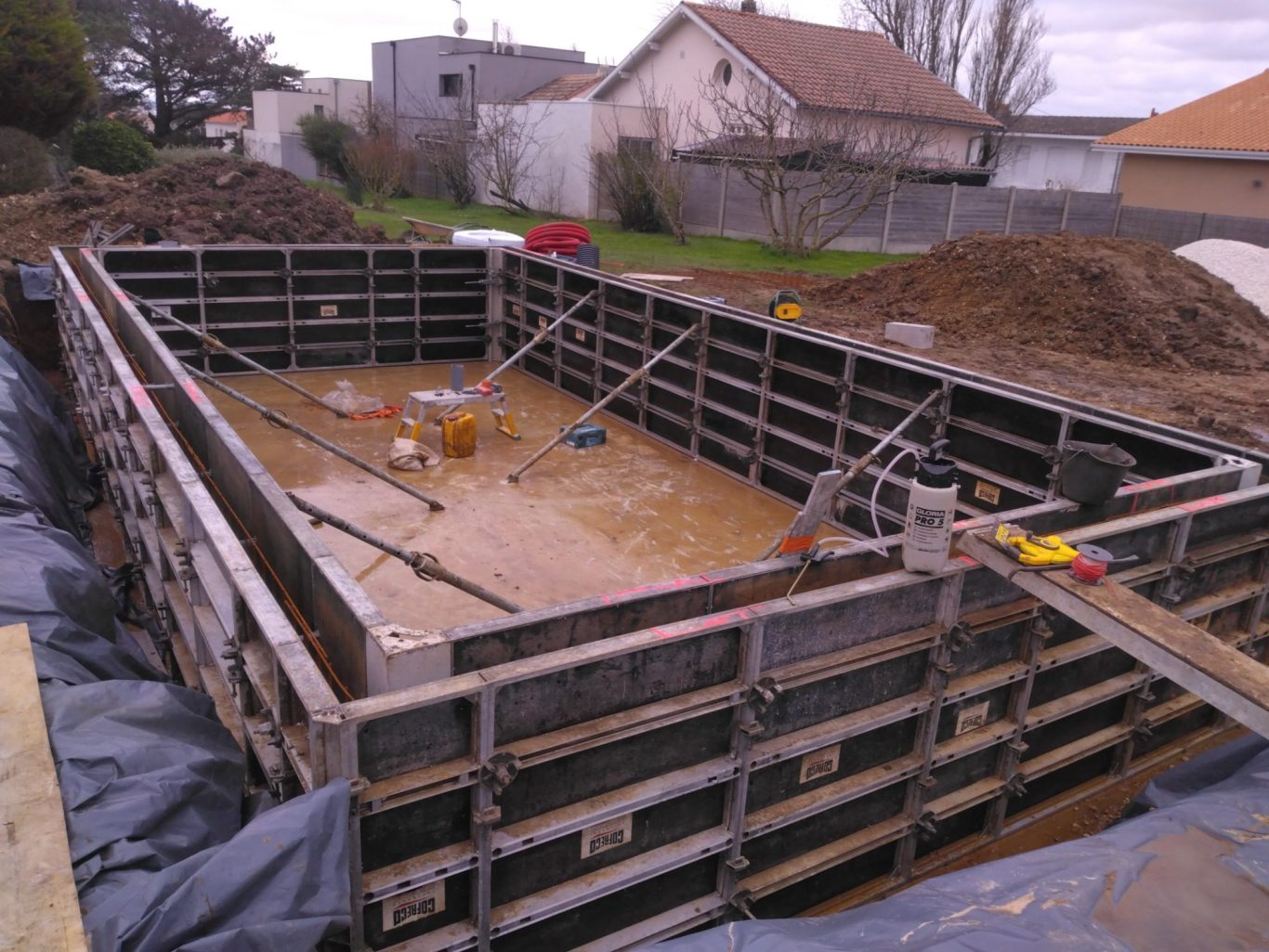 Piscines du Poitou construit votre piscine sur mesure en Charente-Maritime : piscine 100% béton, escalier, filtration et aménagement.