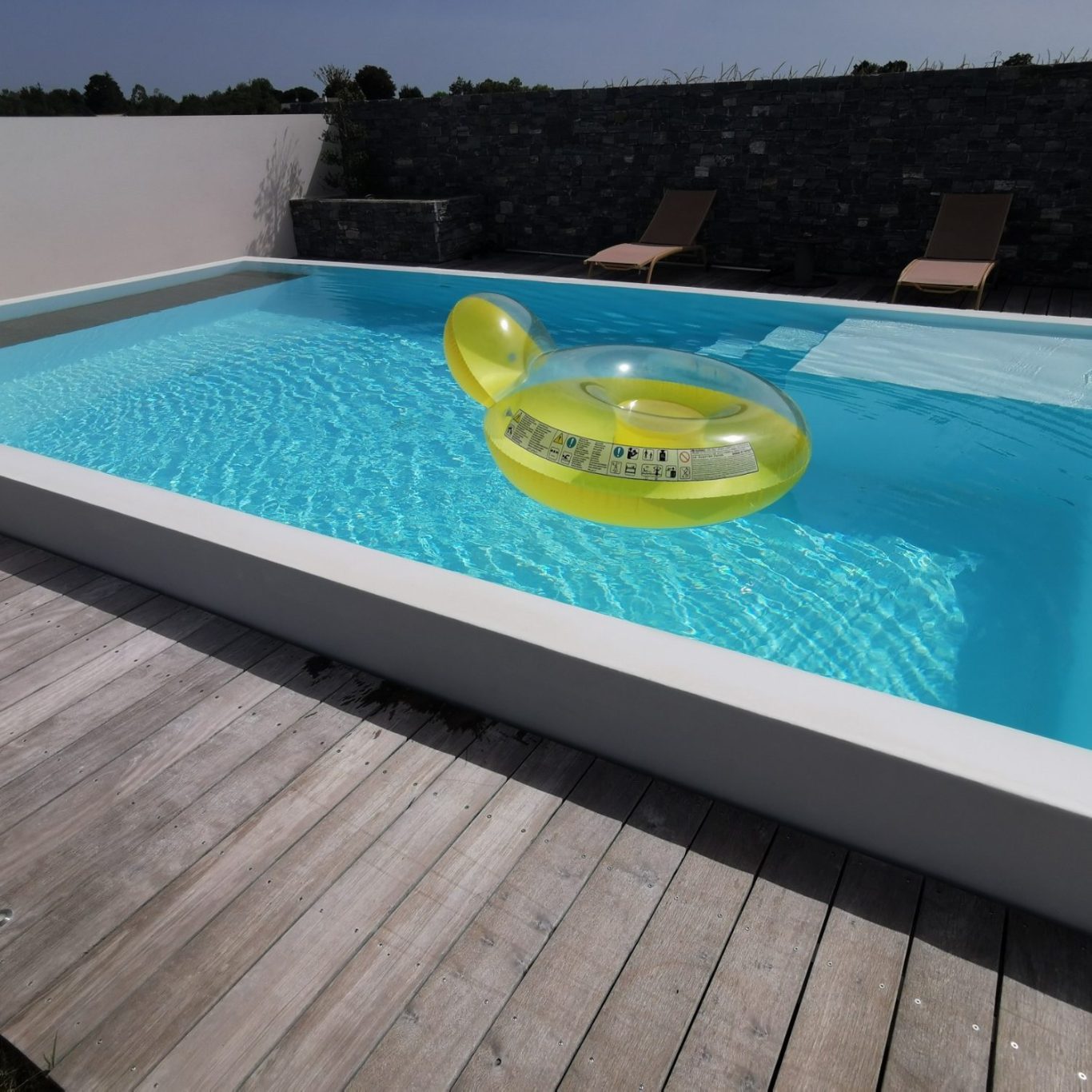 Piscines du poitou - Pisciniste local avec 23ans expérience Piscine à débordements des 4 côtés située Piscines du Poitou Pisany