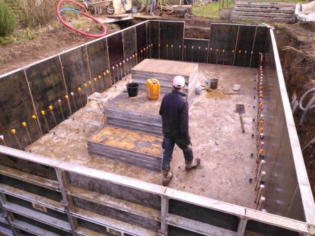 panneaux de coffrage ossature piscine béton