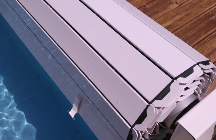 Volet roulant piscine facile à manipuler, sécurise votre bassin et conserve la chaleur de l'eau.