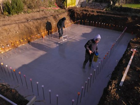 coulage du béton pour la construction du fond de piscine